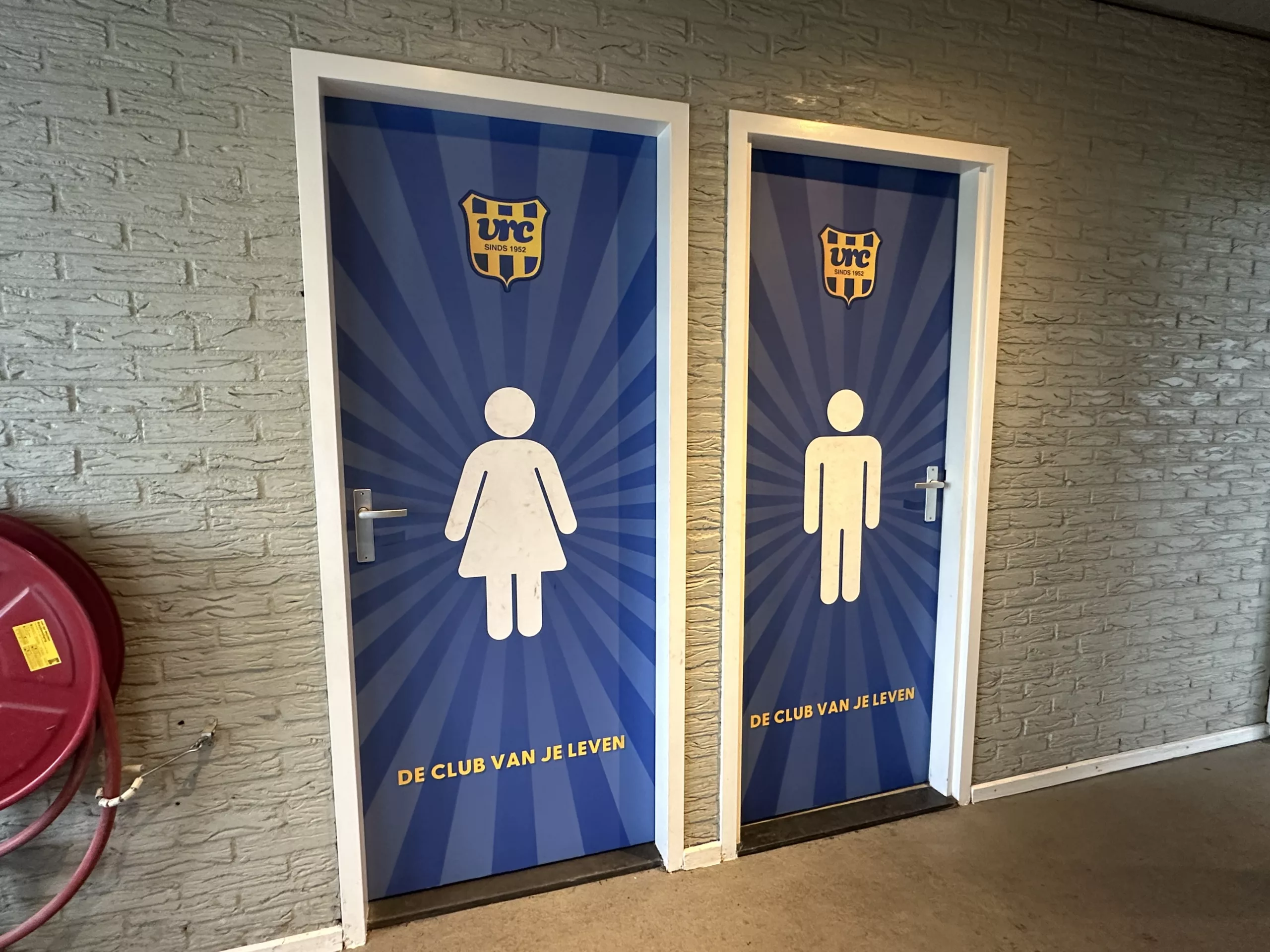 VRC – Interieur- en bewegwijzeringssigning in clubstijl